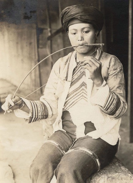 Женщина из племени цоу (Тайвань) играет на ротовом луке